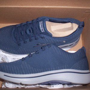 BRAND NEW, MEN'S SKECHERS ARCH FIT SIZE 12